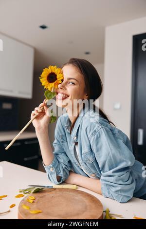 Frischer Morgengenuss: Eine hübsche kaukasische Frau, die in einer modernen Küche steht und ein nahrhaftes Frühstückstablett mit Obst und Getränk hält Stockfoto