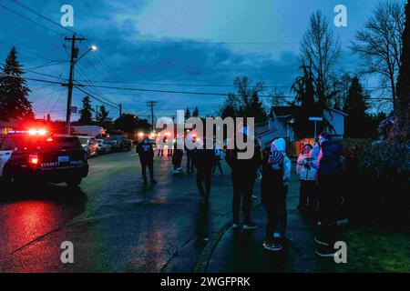 Everett, Washington, USA. Februar 2024. An der Stelle, an der sich ein Schützenpersonal des Everett Police Department, des Snohomish County Sheriff's Office und des South County Fire befindet, sind derzeit anwesend. Ein Mann wurde am Mittwochabend nach einer intensiven 11-stündigen Unterbrechung mit dem Everett Police Department (EPD) festgenommen. Der Vorfall ereignete sich gegen 12:32 Uhr, nachdem die Behörden einen Bericht über eine illegale Entladung von Schusswaffen aus einem Wohnhaus im Block 11100 des Paine Field Way erhalten hatten. (Credit Image: © Chin Hei Leung/SOPA Images via ZUMA Press Wire) NUR REDAKTIONELLE VERWENDUNG! N Stockfoto