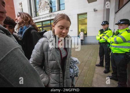 London, England, Großbritannien. Februar 2024. Die Klimaaktivistin GRETA THUNBERG wird vor dem Westminster Magistrates Court in London gesehen, nachdem sie wegen Ordnungswidrigkeiten für nicht schuldig befunden wurde. Die 21-Jährige aus Schweden wurde während der Demonstration in der Nähe des InterContinental Hotels in Mayfair am 17. Oktober verhaftet, als sich die Ölverantwortlichen dort zum Energy Intelligence Forum trafen. (Kreditbild: © Tayfun Salci/ZUMA Press Wire) NUR REDAKTIONELLE VERWENDUNG! Nicht für kommerzielle ZWECKE! Stockfoto