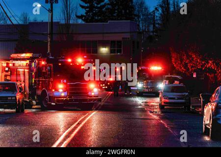 Everett, Washington, USA. Februar 2024. An der Stelle, an der sich ein Schützenpersonal des Everett Police Department, des Snohomish County Sheriff's Office und des South County Fire befindet, sind derzeit anwesend. Ein Mann wurde am Mittwochabend nach einer intensiven 11-stündigen Unterbrechung mit dem Everett Police Department (EPD) festgenommen. Der Vorfall ereignete sich gegen 12:32 Uhr, nachdem die Behörden einen Bericht über eine illegale Entladung von Schusswaffen aus einem Wohnhaus im Block 11100 des Paine Field Way erhalten hatten. (Credit Image: © Chin Hei Leung/SOPA Images via ZUMA Press Wire) NUR REDAKTIONELLE VERWENDUNG! N Stockfoto