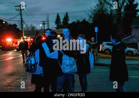 Everett, Washington, USA. Februar 2024. An der Stelle, an der sich ein Schützenpersonal des Everett Police Department, des Snohomish County Sheriff's Office und des South County Fire befindet, sind derzeit anwesend. Ein Mann wurde am Mittwochabend nach einer intensiven 11-stündigen Unterbrechung mit dem Everett Police Department (EPD) festgenommen. Der Vorfall ereignete sich gegen 12:32 Uhr, nachdem die Behörden einen Bericht über eine illegale Entladung von Schusswaffen aus einem Wohnhaus im Block 11100 des Paine Field Way erhalten hatten. (Credit Image: © Chin Hei Leung/SOPA Images via ZUMA Press Wire) NUR REDAKTIONELLE VERWENDUNG! N Stockfoto