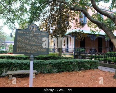 Schild am Green-Meldrim-Haus, das von General William Sherman als Hauptquartier genutzt wurde, nachdem er Savannah, Georgia, bis zum Ende des Bürgerkriegs gefangen genommen hatte. Stockfoto