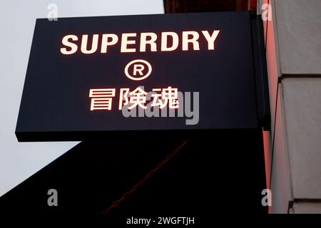 London, Großbritannien. Februar 2024. Die Ladenfront des Flaggschiffladens Superdry an der Bond Street in London. Superdry wird nach Gewinnwarnung aufgrund von Umsatzrückgängen derzeit wieder aufgebaut. Der Wiederaufbau kann zu erheblichen Schließungen und Arbeitsplatzabbau führen. Quelle: SOPA Images Limited/Alamy Live News Stockfoto