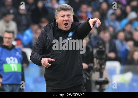 Neapel, Italien. Februar 2024. Walter Mazzarri von SSC Napoli gestentiert während des Spiels der Serie A zwischen SSC Napoli und Hellas Verona FC bei Diego Armando Maradona am 4. Februar 2024 in Neapel (Foto: Agostino Gemito/Pacific Press) Credit: Pacific Press Media Production Corp./Alamy Live News Stockfoto