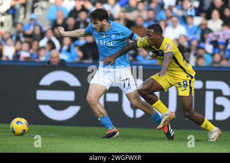 Neapel, Italien. Februar 2024. Jackson Tchatchoua von Hellas Verona FC tritt am 4. Februar 2024 in Neapel um den Ball an (Foto: Agostino Gemito/Pacific Press). Pacific Press Media Production Corp./Alamy Live News Stockfoto