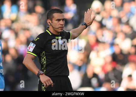 Neapel, Italien. Februar 2024. Der Schiedsrichter Marco Piccinini gibt beim Spiel der Serie A zwischen SSC Napoli und Hellas Verona FC am 4. Februar 2024 in Diego Armando Maradona in Neapel (Foto: Agostino Gemito/Pacific Press) Credit: Pacific Press Media Production Corp./Alamy Live News Stockfoto