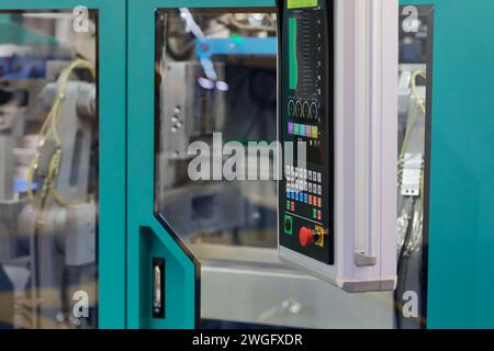 Touchscreen-Bedienfeld der automatischen Kunststoff-Spritzgießmaschine. Selektiver Fokus. Stockfoto