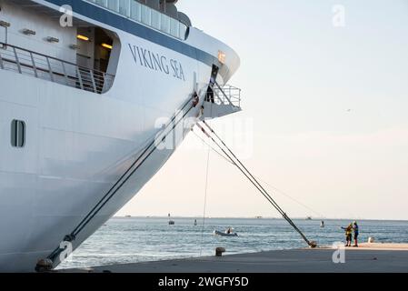 Das Kreuzfahrtschiff Viking legt im Hafen von Chioggia in der Lagune von Venedig, Italien, an Stockfoto