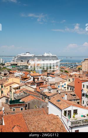 Das Kreuzfahrtschiff Viking legte im Hafen von Chioggia in der Lagune von Venedig an Stockfoto