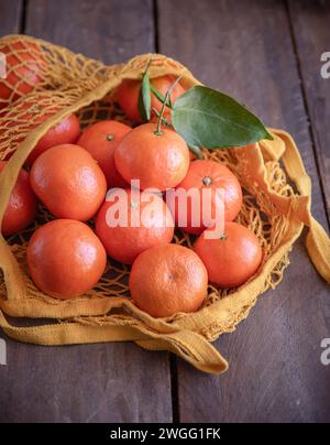 Mehrere Mandarinen im Netz. Isoliert auf weißem Hintergrund. Stockfoto