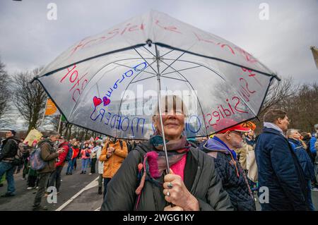 Extinction Rebellion Aktivistin unter einem großen, transparenten Schirm während der Demonstration. Die Polizei entfernte 1.000 Klimaaktivisten von der A12 in den Haag und überführte sie in das ADO-Fußballstadion in den Haag, wo sie freigelassen wurden. Die Autobahn wurde ab 13 Uhr von einigen Klimaaktivisten aus der Extinction Rebellion in beide Richtungen blockiert, obwohl zwei Wasserkanonen vorhanden waren, die nicht benutzt wurden. Es war die erste Blockade der A12 seit vier Monaten. Letztes Jahr blockierte die Extinction Rebellion die A12 mehrere Dutzend Mal. Ihre Aktionen wurden am 10. Oktober ausgesetzt. Das Haus Stockfoto