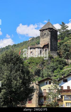 Klausen, klausen, Italien - 26. August 2022: Schloss Branzoll in Klausen, auf dem Hügel in den Dolomiten, Südtirol, Italien Stockfoto