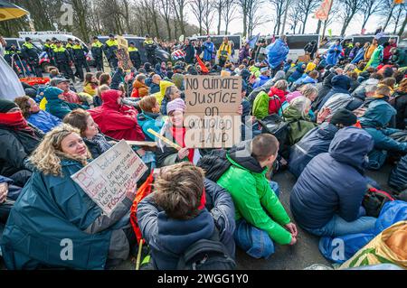 Aktivisten der Extinction Rebellion warten darauf, während der Demonstration entfernt zu werden. Die Polizei entfernte 1.000 Klimaaktivisten von der A12 in den Haag und überführte sie in das ADO-Fußballstadion in den Haag, wo sie freigelassen wurden. Die Autobahn wurde ab 13 Uhr von einigen Klimaaktivisten aus der Extinction Rebellion in beide Richtungen blockiert, obwohl zwei Wasserkanonen vorhanden waren, die nicht benutzt wurden. Es war die erste Blockade der A12 seit vier Monaten. Letztes Jahr blockierte die Extinction Rebellion die A12 mehrere Dutzend Mal. Ihre Aktionen wurden am 10. Oktober ausgesetzt. Das Repräsentantenhaus t Stockfoto