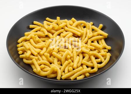 Rohe Italienische Passatelli. Italienische Pasta isoliert auf weißem Hintergrund. Stockfoto