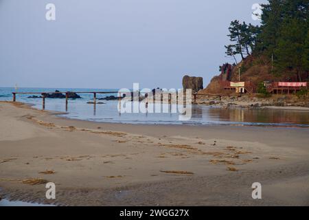 Samcheok City, Südkorea - 28. Dezember 2023: Der Deokbong Mountain Coastal Ecological Trail erstreckt sich vom Maengbang Beach zum Deokbong Mountain, wi Stockfoto