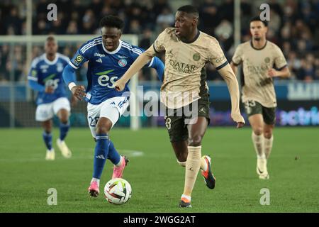 Straßburg, Frankreich. Februar 2024. Randal Kolo Muani von PSG verließ Marvin Senaya von Straßburg während des französischen Meisterschaftsspiels Ligue 1 zwischen RC Straßburg und Paris Saint-Germain am 2. Februar 2024 im Stade de La Meinau in Straßburg, Frankreich - Foto Jean Catuffe/DPPI Credit: DPPI Media/Alamy Live News Stockfoto