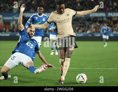 Straßburg, Frankreich. Februar 2024. Randal Kolo Muani von PSG verließ Lucas Perrin von Straßburg während des französischen Meisterschaftsspiels Ligue 1 zwischen RC Straßburg und Paris Saint-Germain am 2. Februar 2024 im Stade de La Meinau in Straßburg, Frankreich - Foto Jean Catuffe/DPPI Credit: DPPI Media/Alamy Live News Stockfoto