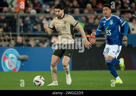 Straßburg, Frankreich. Februar 2024. Carlos Soler von PSG, Angelo Gabriel von Straßburg während des Fußballspiels der französischen Meisterschaft Ligue 1 zwischen RC Straßburg und Paris Saint-Germain am 2. Februar 2024 im Stade de La Meinau in Straßburg, Frankreich - Foto Jean Catuffe/DPPI Credit: DPPI Media/Alamy Live News Stockfoto