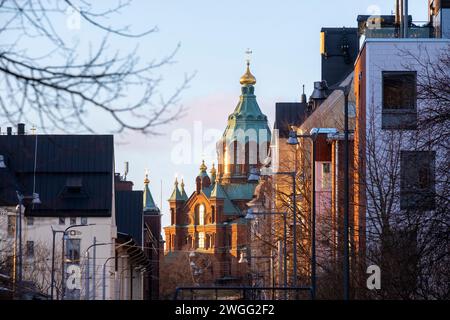 Uspenski Orthodoxe Kathedrale, Helsinki, Finnland, Blick auf die Straße an einem sonnigen Wintertag Stockfoto