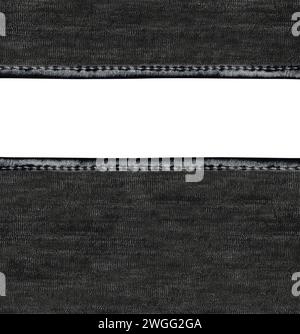 Schwarze Denim-Borten mit Naht. Dunkelgraue Textur aus Denim-Jeans. Isoliert auf weißem Hintergrund. Kopierbereich für Text Stockfoto