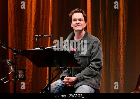 Ludwig Blochberger liest aus dem Buch von Navid Kermani, dazu spielt und singt er Songs von Neil Young im Gerhart Hauptmann-Theater. Görlitz, 03.02.2024 *** Ludwig Blochberger liest aus dem Buch von Navid Kermani und spielt und singt Lieder von Neil Young am Gerhart Hauptmann Theater Görlitz, 03 02 2024 Foto:XM.xWehnertx/xFuturexImagex blochberger 4203 Stockfoto