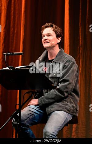 Ludwig Blochberger liest aus dem Buch von Navid Kermani, dazu spielt und singt er Songs von Neil Young im Gerhart Hauptmann-Theater. Görlitz, 03.02.2024 *** Ludwig Blochberger liest aus dem Buch von Navid Kermani und spielt und singt Lieder von Neil Young am Gerhart Hauptmann Theater Görlitz, 03 02 2024 Foto:XM.xWehnertx/xFuturexImagex blochberger 4202 Stockfoto