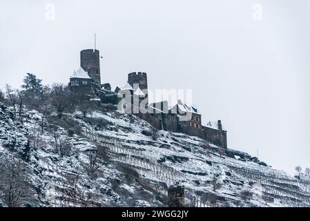 Winterwunderland auf der Burg Thurant in den Weinbergen der Mosel eingebettet in die Hügel über der Mosel Deutschland Stadt Alken Stockfoto