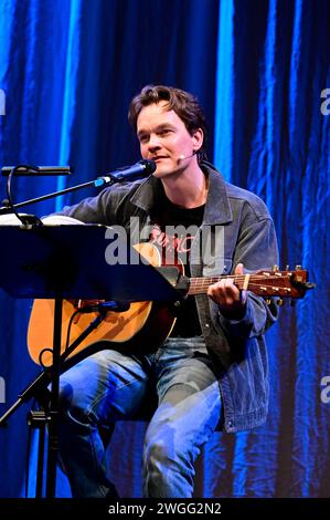 Ludwig Blochberger liest aus dem Buch von Navid Kermani, dazu spielt und singt er Songs von Neil Young im Gerhart Hauptmann-Theater. Görlitz, 03.02.2024 *** Ludwig Blochberger liest aus dem Buch von Navid Kermani und spielt und singt Lieder von Neil Young am Gerhart Hauptmann Theater Görlitz, 03 02 2024 Foto:XM.xWehnertx/xFuturexImagex blochberger 4206 Stockfoto