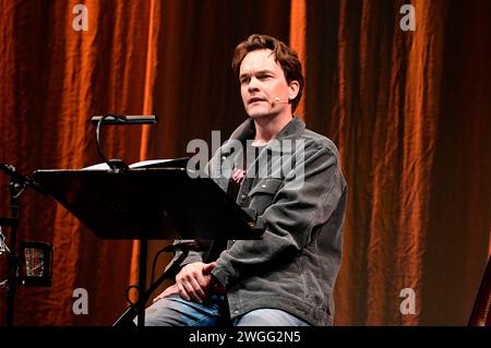 Ludwig Blochberger liest aus dem Buch von Navid Kermani, dazu spielt und singt er Songs von Neil Young im Gerhart Hauptmann-Theater. Görlitz, 03.02.2024 *** Ludwig Blochberger liest aus dem Buch von Navid Kermani und spielt und singt Lieder von Neil Young am Gerhart Hauptmann Theater Görlitz, 03 02 2024 Foto:XM.xWehnertx/xFuturexImagex blochberger 4204 Stockfoto