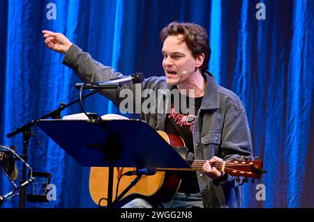 Ludwig Blochberger liest aus dem Buch von Navid Kermani, dazu spielt und singt er Songs von Neil Young im Gerhart Hauptmann-Theater. Görlitz, 03.02.2024 *** Ludwig Blochberger liest aus dem Buch von Navid Kermani und spielt und singt Lieder von Neil Young am Gerhart Hauptmann Theater Görlitz, 03 02 2024 Foto:XM.xWehnertx/xFuturexImagex blochberger 4211 Stockfoto