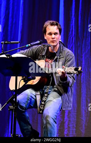 Ludwig Blochberger liest aus dem Buch von Navid Kermani, dazu spielt und singt er Songs von Neil Young im Gerhart Hauptmann-Theater. Görlitz, 03.02.2024 *** Ludwig Blochberger liest aus dem Buch von Navid Kermani und spielt und singt Lieder von Neil Young am Gerhart Hauptmann Theater Görlitz, 03 02 2024 Foto:XM.xWehnertx/xFuturexImagex blochberger 4207 Stockfoto