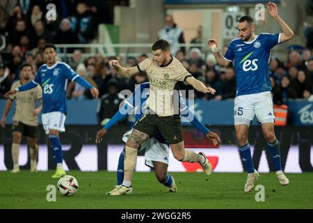 Straßburg, Frankreich. Februar 2024. Lucas Hernandez von PSG, Lucas Perrin von Straßburg während des Fußballspiels der französischen Meisterschaft Ligue 1 zwischen RC Straßburg und Paris Saint-Germain am 2. Februar 2024 im Stade de La Meinau in Straßburg, Frankreich - Foto Jean Catuffe/DPPI Credit: DPPI Media/Alamy Live News Stockfoto