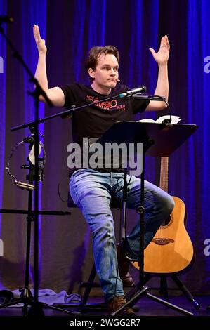 Ludwig Blochberger liest aus dem Buch von Navid Kermani, dazu spielt und singt er Songs von Neil Young im Gerhart Hauptmann-Theater. Görlitz, 03.02.2024 *** Ludwig Blochberger liest aus dem Buch von Navid Kermani und spielt und singt Lieder von Neil Young am Gerhart Hauptmann Theater Görlitz, 03 02 2024 Foto:XM.xWehnertx/xFuturexImagex blochberger 4216 Stockfoto