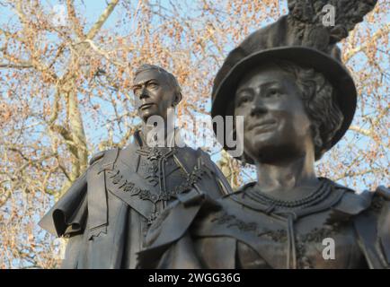 Aktenfoto vom 01/11 mit Statuen von Georg VI. Und Elisabeth der Königin Mutter. Lord Janvrin, Vorsitzender des Queen Elizabeth Memorial Committee, sagte, dass Elisabeth II. Seine praktischen Ansichten im Hinterkopf haben werde, während er sich der Aufgabe widme, eine dauerhafte Hommage an den längsten regierenden Monarchen der Nation zu schaffen. Ausgabedatum: Montag, 5. Februar 2024. Stockfoto