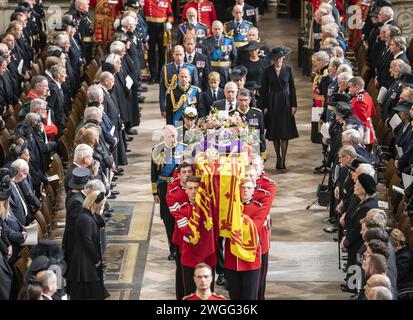 Aktenfoto vom 19. Januar 09/22 von König Karl III., der Königin Gemahlin, der Prinzessin Royal, Vizeadmiral Sir Tim Laurence, dem Herzog von York, dem Earl of Wessex, der Gräfin von Wessex, dem Prinzen von Wales, der Prinzessin von Wales, Prinz George, Prinzessin Charlotte, dem Herzog von Sussex, die Herzogin von Sussex, Peter Phillips und der Earl of Snowdon folgen hinter dem Sarg von Königin Elisabeth II., der im königlichen Standard mit der Kaiserlichen Staatskrone und der Kugel und dem Zepter des Souveräns bedeckt ist, wie er nach ihrer Staatsbeerdigung in Westminster Abbey ausgeführt wird. Lord Janvrin, Vorsitzender der Königin Elisabeth Stockfoto