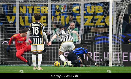 Mailand, Italien. Februar 2024. FC Juventus’ Federico Gatti (2. R) erzielte sein eigenes Tor während eines Fußballspiels der Serie A zwischen dem FC Inter und dem FC Juventus in Mailand am 4. Februar 2024. Quelle: Alberto Lingria/Xinhua/Alamy Live News Stockfoto