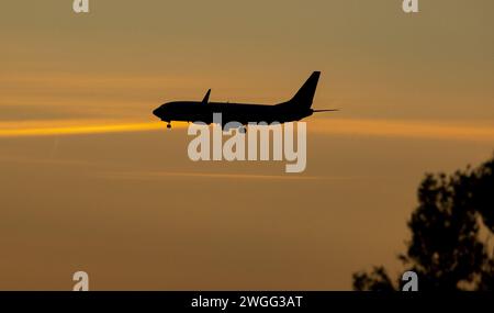 Dateifoto vom 18/06/2019: Ein Flugzeug, das am John Lennon Airport in Liverpool landet, während die Sonne über Liverpool, Merseyside, untergeht. Die Verbraucher im Vereinigten Königreich haben im letzten Monat mit ihren Reisen nach Spanien wärmeres Wetter aufgesaugt, während weniger Menschen Geld in Kneipen und Bars auf ihrem Heimatgebiet ausgeben, so neue Daten der digitalen Bank Monzo. Die Ausgabendaten der 7,5 Millionen Kunden der Digitalbank haben gezeigt, dass im Januar mehr Einkäufe auf Reisen getätigt wurden. Ausgabedatum: Montag, 5. Februar 2024. Stockfoto