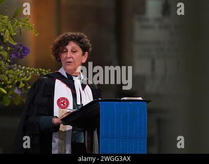 Aktenfoto vom 07/23 von Reverend Sally Foster-Fulton, Moderator der Generalversammlung der Church of Scotland, der die Öffentlichkeit dazu auffordert, Menschen zu "rufen", die Migranten feindselige oder entmenschlichende Sprache verwenden. Die Moderatorin sagte, sie glaube, dass jeder die Verantwortung dafür trägt, "eine Welt zu schaffen, in der jeder Mensch mit würde und Respekt behandelt wird", aber Rassismus, Diskriminierung und Vorurteile verhindern dieses Ergebnis. Ausgabedatum: Montag, 5. Februar 2024. Stockfoto