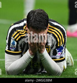 Mailand, Italien. Februar 2024. Der FC Juventus Dusan Vlahovic reagiert auf ein Fußballspiel der Serie A zwischen dem FC Inter und dem FC Juventus am 4. Februar 2024 in Mailand. Quelle: Alberto Lingria/Xinhua/Alamy Live News Stockfoto