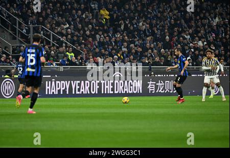 Mailand, Italien. Februar 2024. Ein Banner des Jahres des Drachen-Festes ist während eines Fußballspiels der Serie A zwischen dem FC Inter und dem FC Juventus in Mailand, Italien, am 4. Februar 2024 zu sehen. Quelle: Alberto Lingria/Xinhua/Alamy Live News Stockfoto