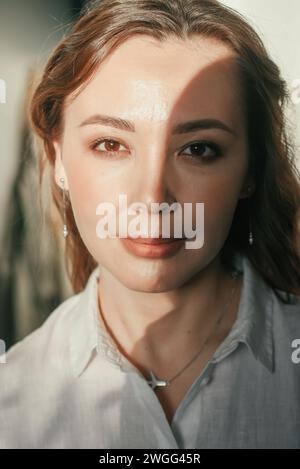 Kopfschuss, schöne Brünette im Sonnenlicht Stockfoto