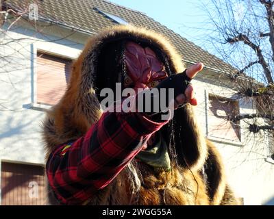 Die in Kostümen gekleideten Menschen während der schwäbisch-alemannischen Fastnacht in Kirrlach. Stockfoto