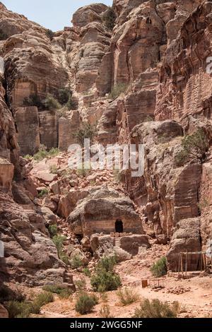 Petra ist eine historische und archäologische Stadt im Süden Jordaniens. Petra ist berühmt für seine Felsenarchitektur und das Wasserleitungssystem und wird wegen der Farbe des Sandsteins, aus dem es geschnitzt ist, auch „Rosenstadt“ genannt. Es grenzt an den Berg Jabal Al-Madbah, in einem Becken, das von Bergen umgeben ist, die die Ostflanke des Arabah-Tals bilden, das vom Toten Meer bis zum Golf von Aqaba verläuft. Der Zugang zur Stadt erfolgt über eine berühmte malerische Schlucht namens Siq, die direkt zum Khazneh führt. Jordon. Stockfoto