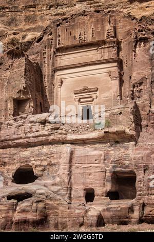 Petra ist eine historische und archäologische Stadt im Süden Jordaniens. Petra ist berühmt für seine Felsenarchitektur und das Wasserleitungssystem und wird wegen der Farbe des Sandsteins, aus dem es geschnitzt ist, auch „Rosenstadt“ genannt. Es grenzt an den Berg Jabal Al-Madbah, in einem Becken, das von Bergen umgeben ist, die die Ostflanke des Arabah-Tals bilden, das vom Toten Meer bis zum Golf von Aqaba verläuft. Der Zugang zur Stadt erfolgt über eine berühmte malerische Schlucht namens Siq, die direkt zum Khazneh führt. Jordon. Stockfoto