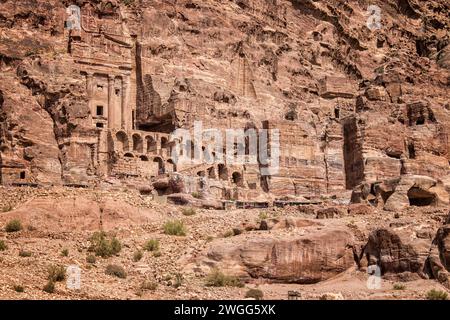 Petra ist eine historische und archäologische Stadt im Süden Jordaniens. Petra ist berühmt für seine Felsenarchitektur und das Wasserleitungssystem und wird wegen der Farbe des Sandsteins, aus dem es geschnitzt ist, auch „Rosenstadt“ genannt. Es grenzt an den Berg Jabal Al-Madbah, in einem Becken, das von Bergen umgeben ist, die die Ostflanke des Arabah-Tals bilden, das vom Toten Meer bis zum Golf von Aqaba verläuft. Der Zugang zur Stadt erfolgt über eine berühmte malerische Schlucht namens Siq, die direkt zum Khazneh führt. Jordon. Stockfoto