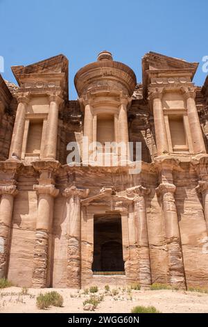 Die Fassade der Schatzkammer am UNESCO-Weltkulturerbe. Petra ist eine historische und archäologische Stadt im Süden Jordaniens. Petra ist berühmt für seine Felsenarchitektur und das Wasserleitungssystem und wird wegen der Farbe des Sandsteins, aus dem es geschnitzt ist, auch „Rosenstadt“ genannt. Es grenzt an den Berg Jabal Al-Madbah, in einem Becken, das von Bergen umgeben ist, die die Ostflanke des Arabah-Tals bilden, das vom Toten Meer bis zum Golf von Aqaba verläuft. Der Zugang zur Stadt erfolgt über eine berühmte malerische Schlucht namens Siq, die direkt zum Khazneh führt. Jordon. Stockfoto