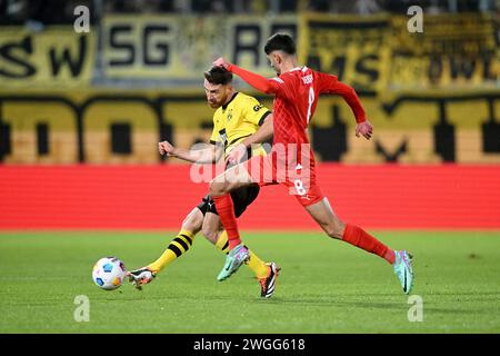 Heidenheim An Der Brenz, Deutschland. Februar 2024. Fussball, Spieltag 20, Bundesliga, Saison 2023/2024, 1. FC Heidenheim gegen Borussia Dortmund am 02.02.2024 in Heidenheim. UBz: 06 Salih Oezcan, links Borussia Dortmund, gegen 08 Eren Dinkci, 1. FC Heidenheim. Quelle: dpa/Alamy Live News Stockfoto