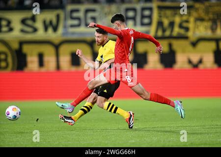 Heidenheim An Der Brenz, Deutschland. Februar 2024. Fussball, Spieltag 20, Bundesliga, Saison 2023/2024, 1. FC Heidenheim gegen Borussia Dortmund am 02.02.2024 in Heidenheim. UBz: 06 Salih Oezcan, links Borussia Dortmund, gegen 08 Eren Dinkci, 1. FC Heidenheim. Quelle: dpa/Alamy Live News Stockfoto