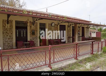 Der stillgelegte ehemalige Bahnhof, heute Café-Bar und Restaurant in Lechaina, Peloponnes, Griechenland Stockfoto