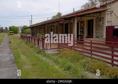 Der stillgelegte ehemalige Bahnhof, heute Café-Bar und Restaurant in Lechaina, Peloponnes, Griechenland Stockfoto